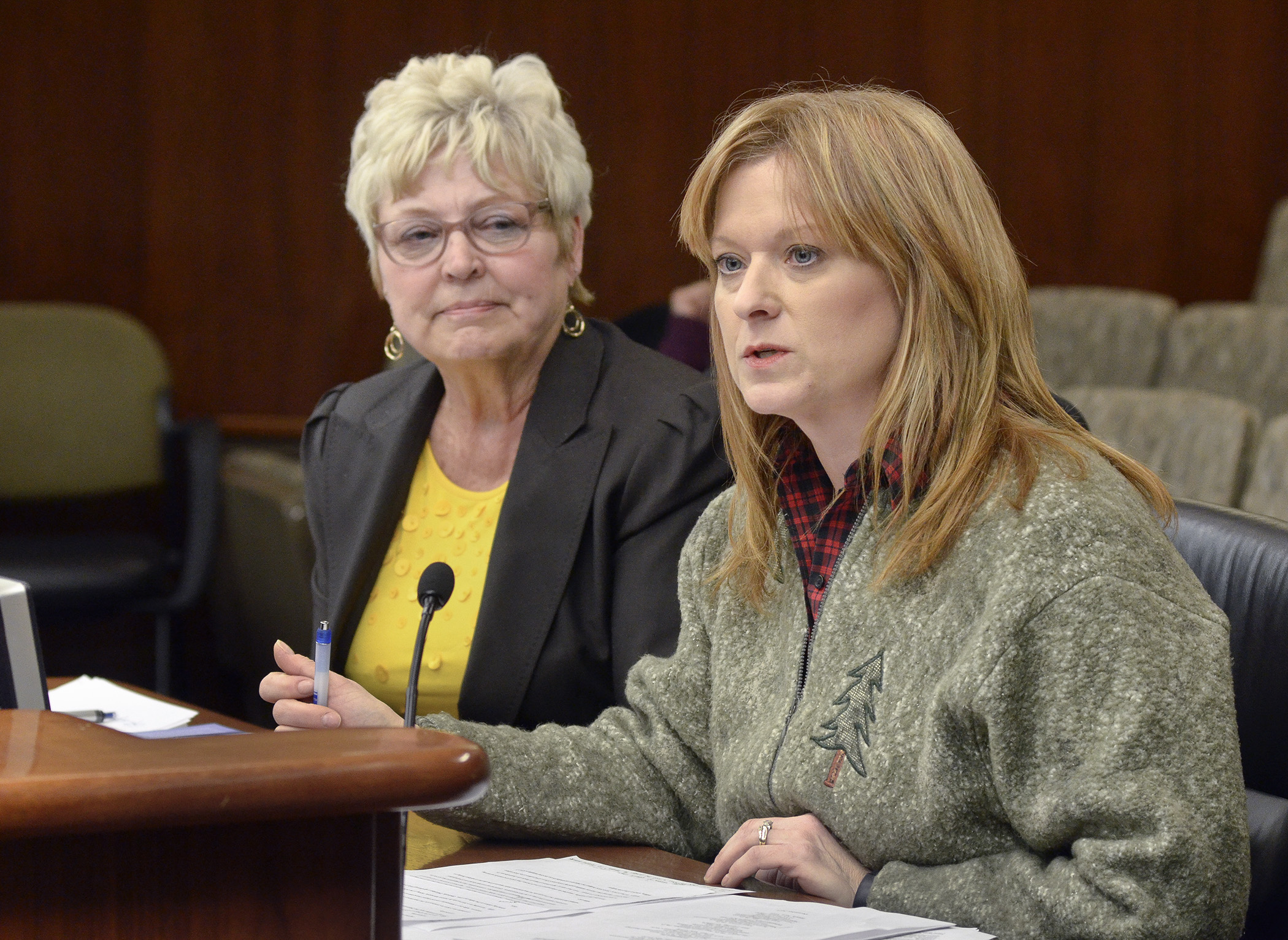Karen McQuoid, owner of Mac’s Twin Bay resort in Isle, testifies before the House Mining and Outdoor Recreation Policy Committee Feb. 17 in support of a bill sponsored by Rep. Sondra Erickson, left, that would require the DNR to report on management costs for Lake Mille Lacs fisheries. Photo by Andrew VonBank